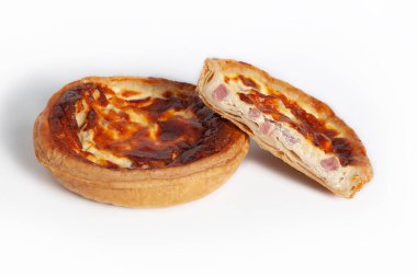 Beyaz arka planda kiş lorraine