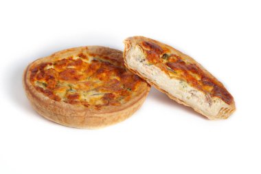 Beyaz arka planda pırasalı ve peynirli kiş