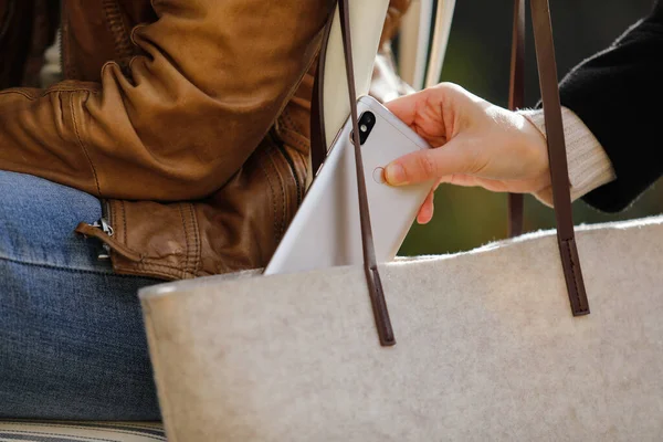 Κλέφτης Κλέβει Smartphone Από Την Τσάντα Μιας Γυναίκας Που Κάθεται — Φωτογραφία Αρχείου