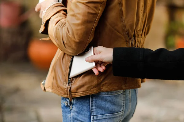 Taschendieb Klaut Smartphone Freien — Stockfoto