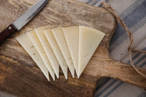 Rebanadas Queso Manchego Español Sobre Fondo Madera —  Fotos de Stock