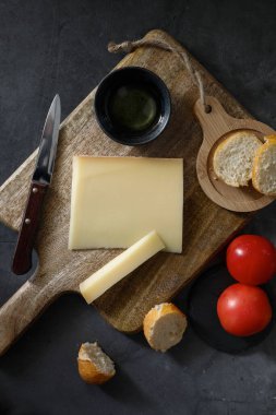 Esmer arka planda Fransız peyniri kontu. Akdeniz yemekleri konsepti. Dikey resim