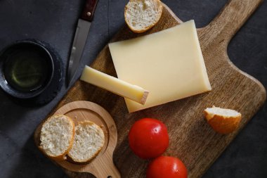 Esmer arka planda Fransız peyniri kontu. Akdeniz yemekleri konsepti. Yemek fotoğrafçılığı