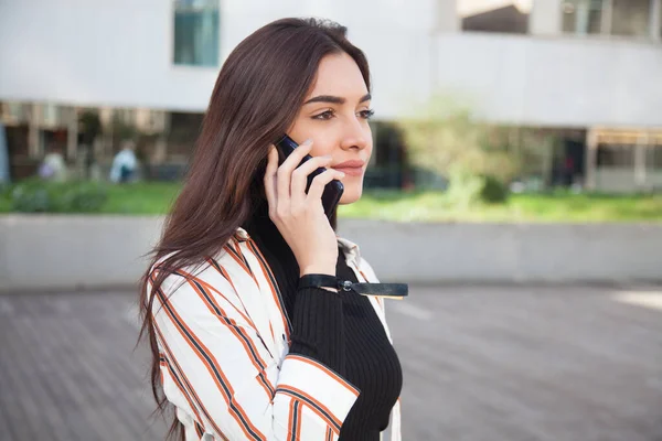 Young Business Woman Talking Mobile Phone Outdoors — стоковое фото
