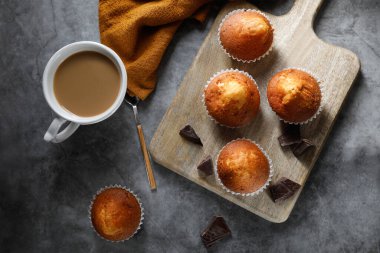 Keklerin, çikolatanın ve kahvenin koyu arkaplanda üst görüntüsü