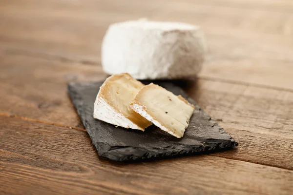 スペインの素朴な羊のミルクチーズ — ストック写真