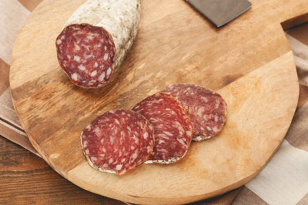 Ahşap arka planda dilimlenmiş İber kurutulmuş domuz sosisi.