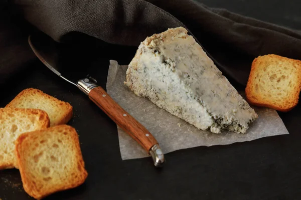 Cabrales Spanyol Küflü Peyniri Koyu Arkaplanda Ekmek — Stok fotoğraf