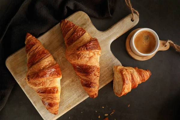 Petit Déjeuner Matinal Avec Croissants Tasse Café Sur Fond Bois — Photo