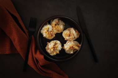 Doldurulmuş ton balığı ve mayonez soslu yumurta.