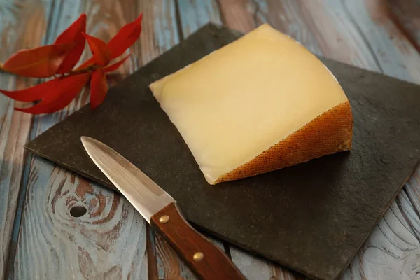 Nek Koyun Sütünden Yapılmış Yarı Pişmiş Spanyol Peyniri — Stok fotoğraf