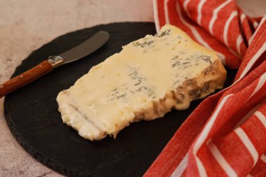 Köy arka planında leziz bir Gorgonzola peyniri porsiyonu.