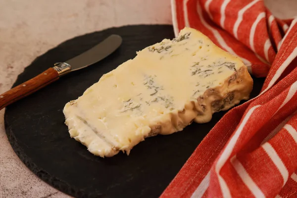 Porción Delicioso Queso Azul Gorgonzola Sobre Fondo Rústico —  Fotos de Stock