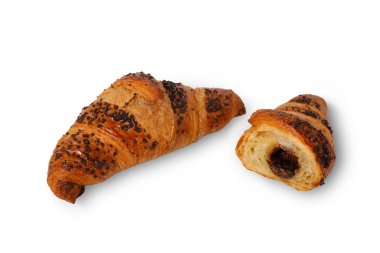 Beyaz arka planda izole edilmiş lezzetli çikolatalı kruvasan.