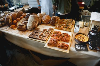 BARCELONA, CATALONIA - 2 Nisan 2022: Barcelona, Katalonya 'daki tüm bu gıda pazarı. Pazar içinde fırın ve şekerleme ürünleri