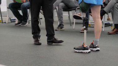 Yarışma sırasında jürinin önünde yürüyen engelli bir adam.