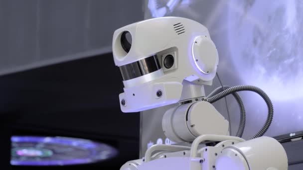 Testa mobile robot umanoide Fedor, guardando intorno alla mostra spaziale: primo piano — Video Stock