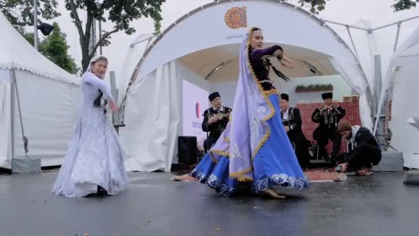 Dos mujeres con vestimenta étnica bailando danza tradicional azerí en el Festival de Azerbaiyán — Vídeo de stock