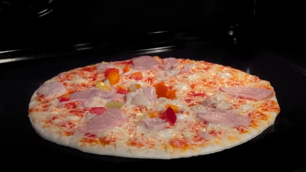 Timelapse - hemlagad pizza bakning i elektrisk ugn hemma — Stockvideo