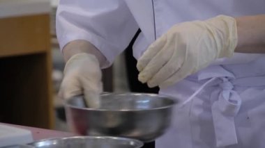 Şefin elleri doğranmış et köftesi hazırlıyor. Kapatın.