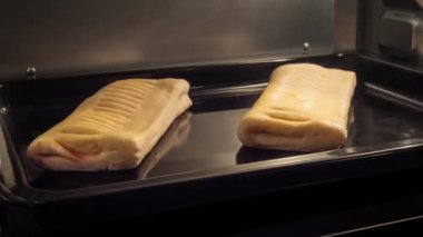 Zaman ayarlı. Elma reçelli iki ev yapımı çörek. Elektrikli fırında pişirme.