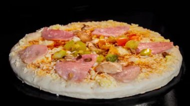 Zaman ayarlı - evde elektrikli fırında ev yapımı pizza pişirme