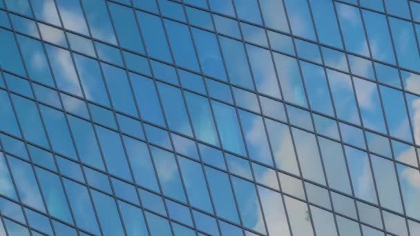 Timelapse - reflejo de nubes blancas en movimiento en la pared de cristal del rascacielos — Vídeos de Stock