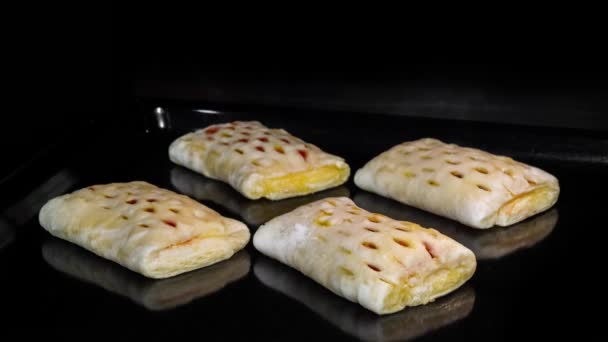 Timelapse - quattro panini fatti in casa con marmellata di fragole rosse al forno elettrico — Video Stock