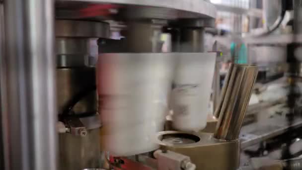 Αυτόματη απόρριψη καφέ χάρτινη μηχανή λήψης κατά τη διάρκεια των εργασιών στην έκθεση — Αρχείο Βίντεο