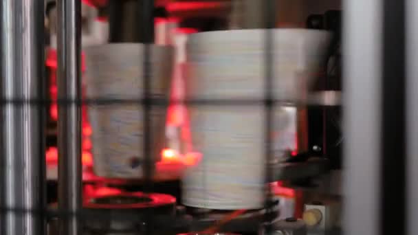 Máquina automática de fabricación de taza de papel de café durante el trabajo en la exposición — Vídeos de Stock