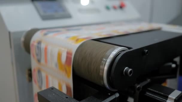 快速移动印刷标签刮板复卷检测机输送机 — 图库视频影像