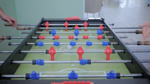 Cámara lenta: hombre y mujer jugando al fútbol de mesa - futbolín en la feria — Vídeos de Stock