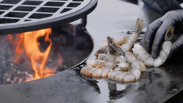 Zpomalený pohyb: šéfkuchař griluje čerstvé krevety na pánvi s horkým plamenem - zblízka — Stock video