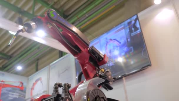 モスクワ ロシア 2020年1月5日 ロボット展 ガス金属アーク溶接用産業用溶接ロボットが動き 作業プロセスを実証します エンジニアリング テクノロジーの概念 — ストック動画