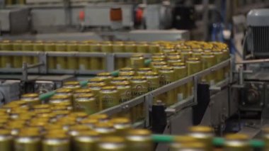NIZHNY NOVGOROD, RUSSIA - 6 Ocak 2021: Amstel Bira Fabrikası. Bira fabrikasında taşıyıcı bantta alüminyum bira kutularını taşımak. Üretim, endüstriyel ve otomatikleştirilmiş teknoloji donanımı kavramı