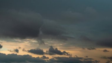Zaman ayarlı - hızlı hareket eden bulutlar dramatik günbatımı gökyüzüne karşı akşam, karanlık olur. Doğa, özgürlük, zaman aşımı kavramı