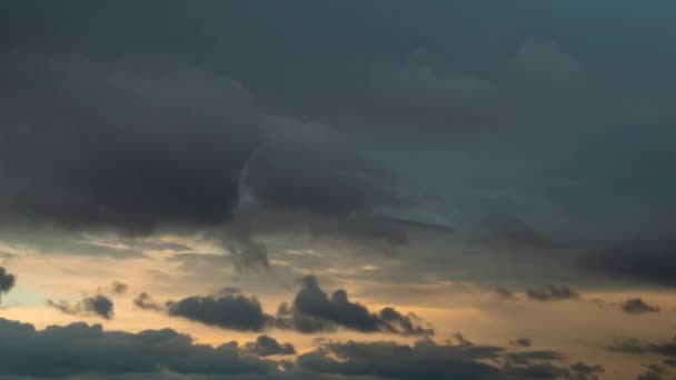 Timelapse Szybko Poruszające Się Chmury Przed Dramatycznym Zachodem Słońca Wieczorem — Wideo stockowe