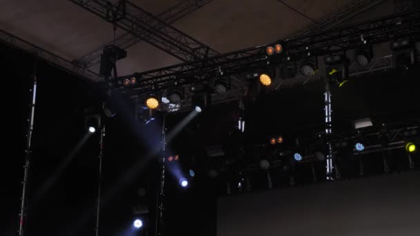 ナイトクラブのステージ エンターテイメントミュージカルショー パーティーやパフォーマンスの照明のためのカラフルな明るいコンサート照明機器 ナイトライフ エンターテイメント テクノロジーのコンセプト — ストック動画
