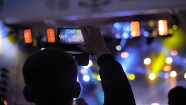 Ağır Çekim Tanınmayan Adam Silueti Gece Kulübünün Önünde Akıllı Telefonuyla — Stok video
