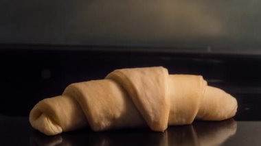 Zaman ayarlı - ev yapımı kruvasan pişirme ve evdeki elektrikli fırında yükselme