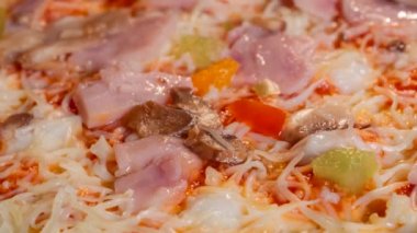 Zaman ayarlı - evde elektrikli fırında ev yapımı pizza pişirme: Kapat