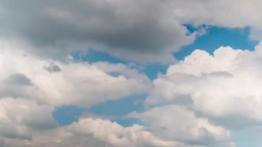 Zaman ayarlı - mavi gökyüzüne doğru hızla hareket eden beyaz bulutlar