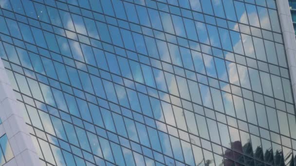 タイムラプス-超高層ビルのガラスの壁に白い雲が動く様子を映し出す — ストック動画