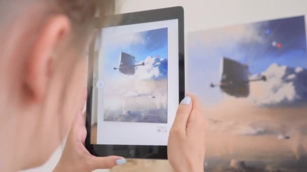 Kobieta korzystająca z tabletu z aplikacją AR - koncepcja sztuki współczesnej — Wideo stockowe