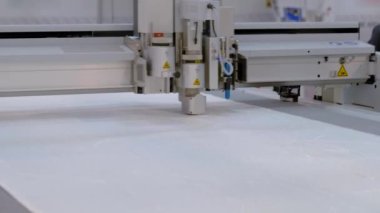 İş sırasında kutu kesme ve buruşturma çizicisi - iş sırasında cnc düz yatak kesicisi