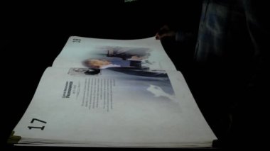 İnteraktif multimedya kitabı okuyan bir kadın - ünlü Rus halkının biyografisi