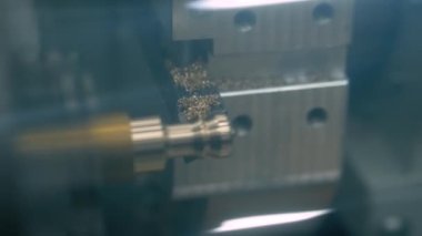 Otomatik CNC torna makinesi dönen metal iş parçasını kesiyor - kapat