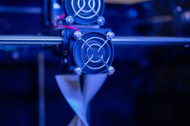 Modern teknoloji sergisinde 3D yazıcı fiziksel plastik model yapıyor