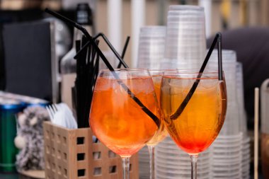 Buzlu turuncu alkollü bardaklar. Yakın görüş.