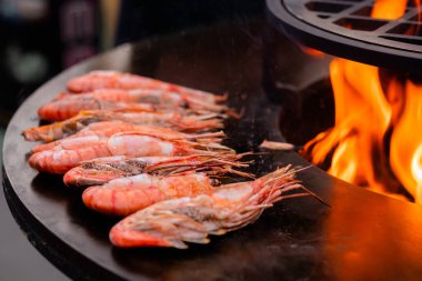 Taze kırmızı langoustine karidesleri, ızgarada karidesleri, sokak yemeklerini pişirme süreci